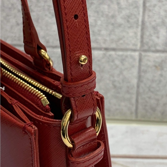 Salvatore Ferragamo Vara Bow Saffiano Leather 2 way bag with Gold tone hardware. - Picture 5 of 16